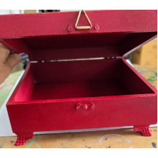 CAIXA MDF PINTADA A MAO 20X20X9CM COM PÉS, DOBRADOS E FECHONA COR CEREJA - KRISS JONES