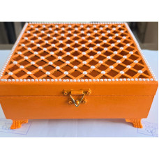 CAIXA MDF COM TAMPA VAZADA NA COR LARANJA COM DETALHES EM PÉROLA 20X20X8.5CM KRISS JONES
